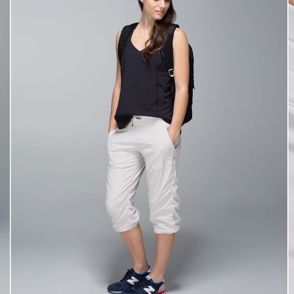 Lululemon Studio Crop *Liner Dune Size 6 - Picture 1 of 9